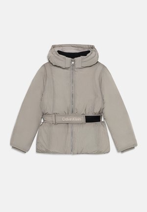 Sivá prešívaná bunda s kapucňou, so zipsom vpredu a čiernym opaskom s logom "Calvin Klein". Hladká textúra, ležérny dizajn.