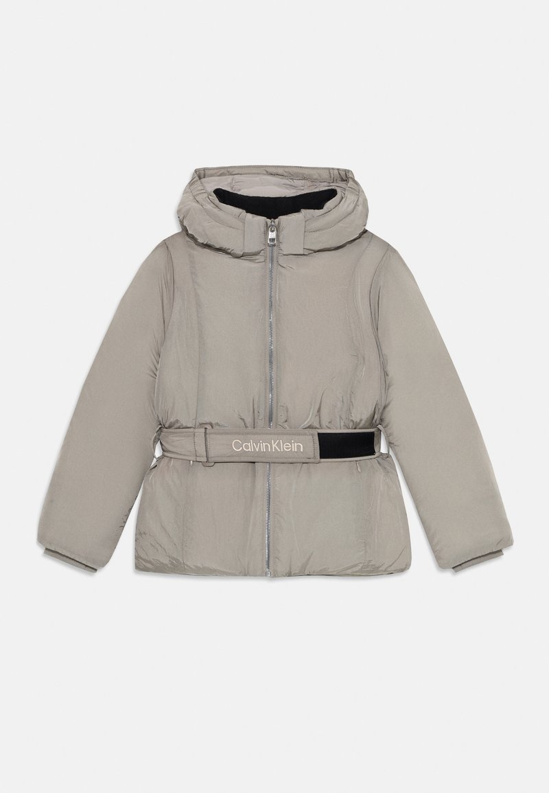 Grå pufferjakke med hette, med glidelås foran og et svart belte med "Calvin Klein"-logo. Glatt tekstur, uformell design.