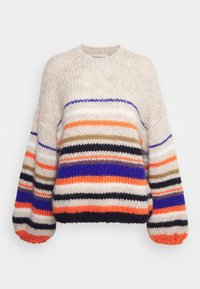 Pull en maille avec des rayures horizontales orange, bleu, beige, gris et noir. Coupe ample avec un col rond et des manches ballon.