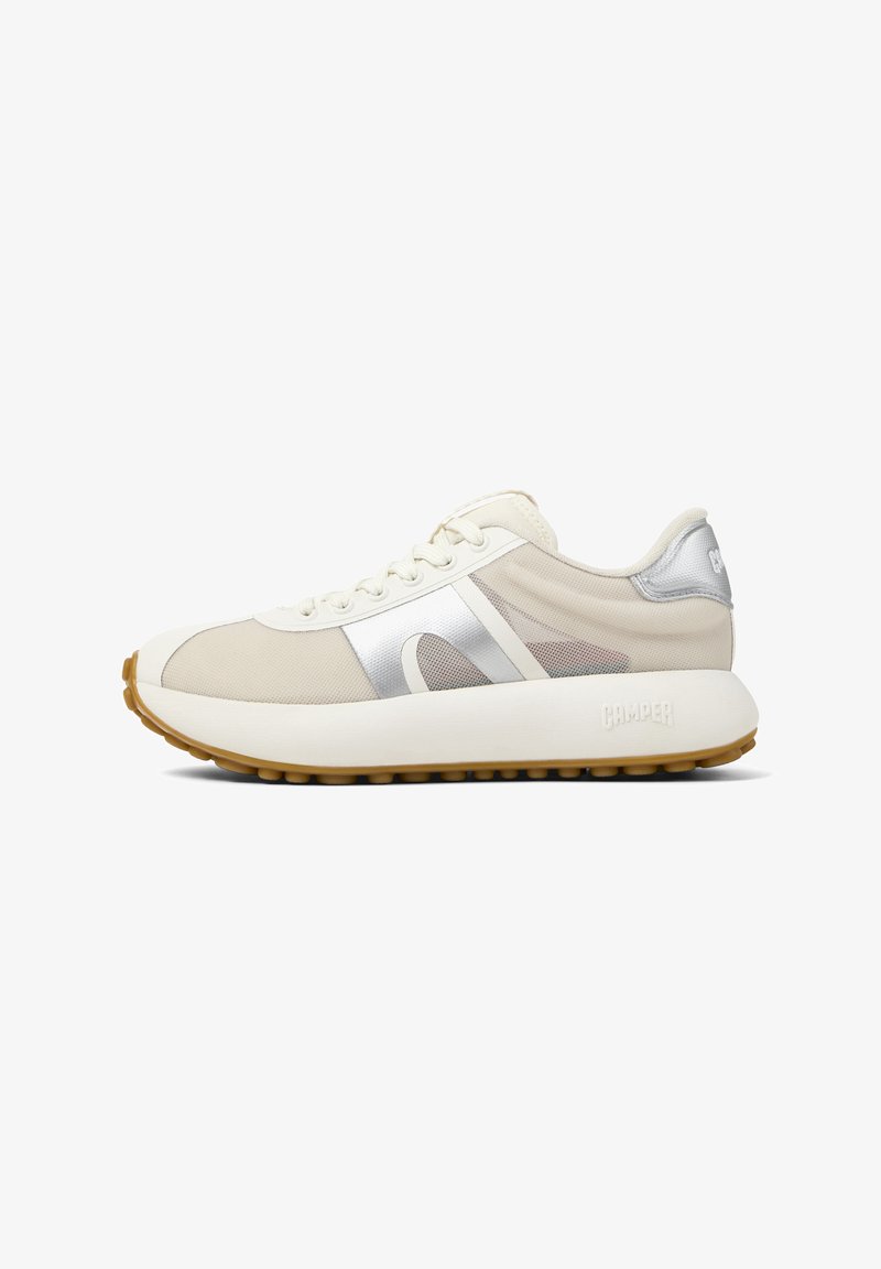 Beige Mesh-Sneaker mit silbernen Akzenten, Rundzehen und dicke Gummisohle. Verfügt über ein Schnürsystem und ein Markenlogo an der Ferse.