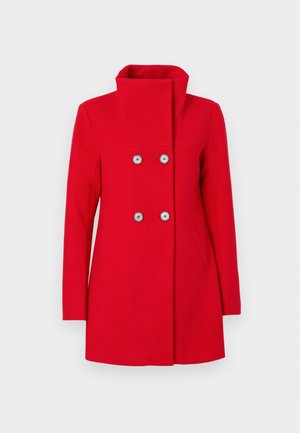 Casaco vermelho com gola alta, design de duplo botão, botões prateados e bolsos laterais. Feito de tecido suave.