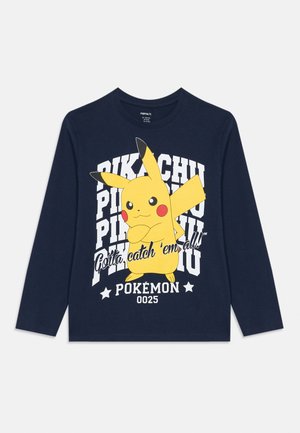Marineblaues Langarmhemd mit großem gelben Pikachu-Graphic, wiederholendem "PIKACHU"-Text und den Phrasen "Gotta catch 'em all!" und "POKÉMON 0025".