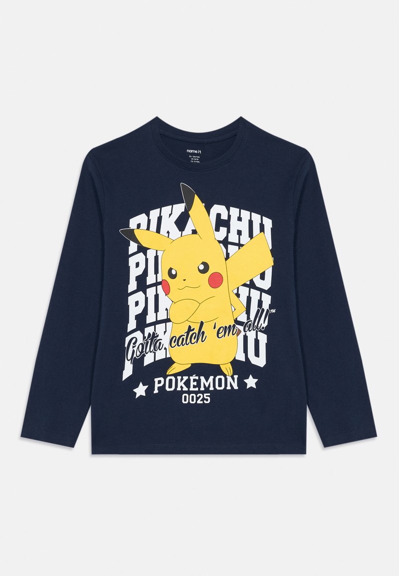 Camisa de manga longa azul-marinho com um grande gráfico do Pikachu amarelo, texto repetido "PIKACHU" e frases "Temos que apanhá-los todos!" e "POKÉMON 0025".