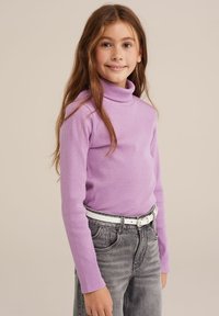 Pulover liliac cu guler înalt, dintr-o textură cu nervuri, asortat cu blugi gri și o curea albă. Puloverul are mâneci lungi și o croială ajustată.
