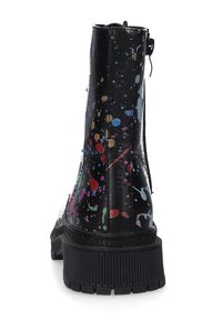 Schwarze Leder-Stiefeletten mit einem Farbklecksdesign in Blau, Rot und Gelb. Dicke Gummisohle mit strukturiertem Profil und Reißverschluss.
