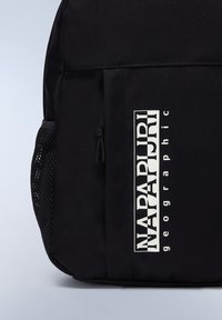 Černý batoh s texturovanou tkaninou, síťovanou boční kapsou a bílým logem "NAPAPIJRI geographic" na předním panelu.