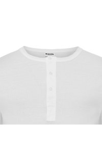 Biała koszulka henley o prążkowanej teksturze, z okrągłym dekoltem, trzema guzikami i krótkim rękawem. Prosty design bez wzorów.