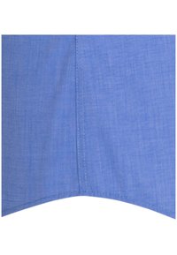 Niebieska tkanina z drobnymi pionowymi paskami, z ostrym, V-kształtnym dołem i widocznym przeszyciem wzdłuż krawędzi, wykonana z lekkiego materiału.