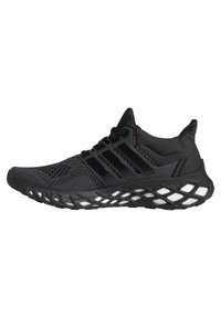 Baskets de sport noires avec tige en mesh, lacets à l'avant, trois bandes latérales et semelle épaisse et rembourrée avec motif découpé géométrique.