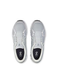 Graue Sportschuhe mit einem Netz-Obermaterial, kontrastierenden dunklen Einlegesohlen, weißen Schnürsenkeln und strukturierten Sohlen. Mit Logo an der Seite und Zunge.