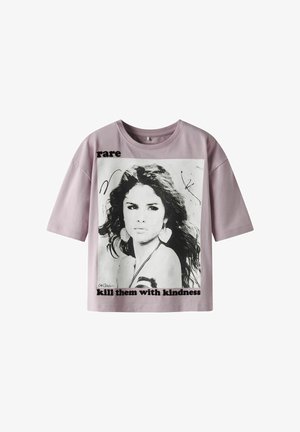 Hellblaues T-Shirt mit kurzen Ärmeln, das einen schwarz-weißen Grafikdruck eines Frauenporträts sowie die Texte "rare" und "kill them with kindness" zeigt.