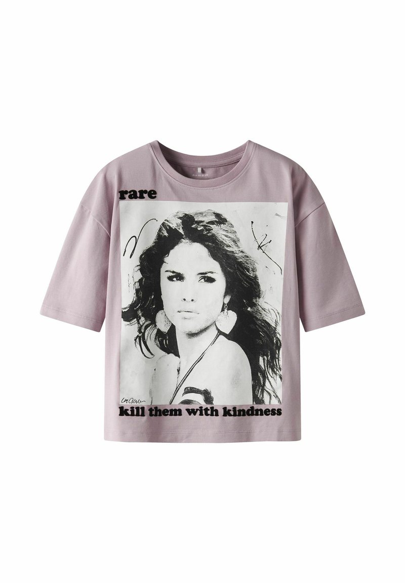 Jasnofioletowy t-shirt z krótkim rękawem, z czarno-białym nadrukiem graficznym przedstawiającym twarz kobiety oraz napisem "rare" i "kill them with kindness."
