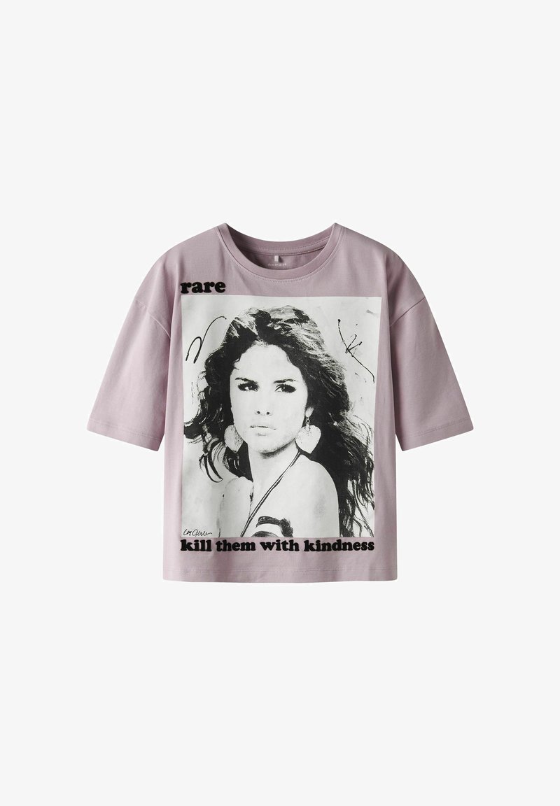 Jasnofioletowy t-shirt z krótkim rękawem, z czarno-białym nadrukiem graficznym przedstawiającym twarz kobiety oraz napisem "rare" i "kill them with kindness."