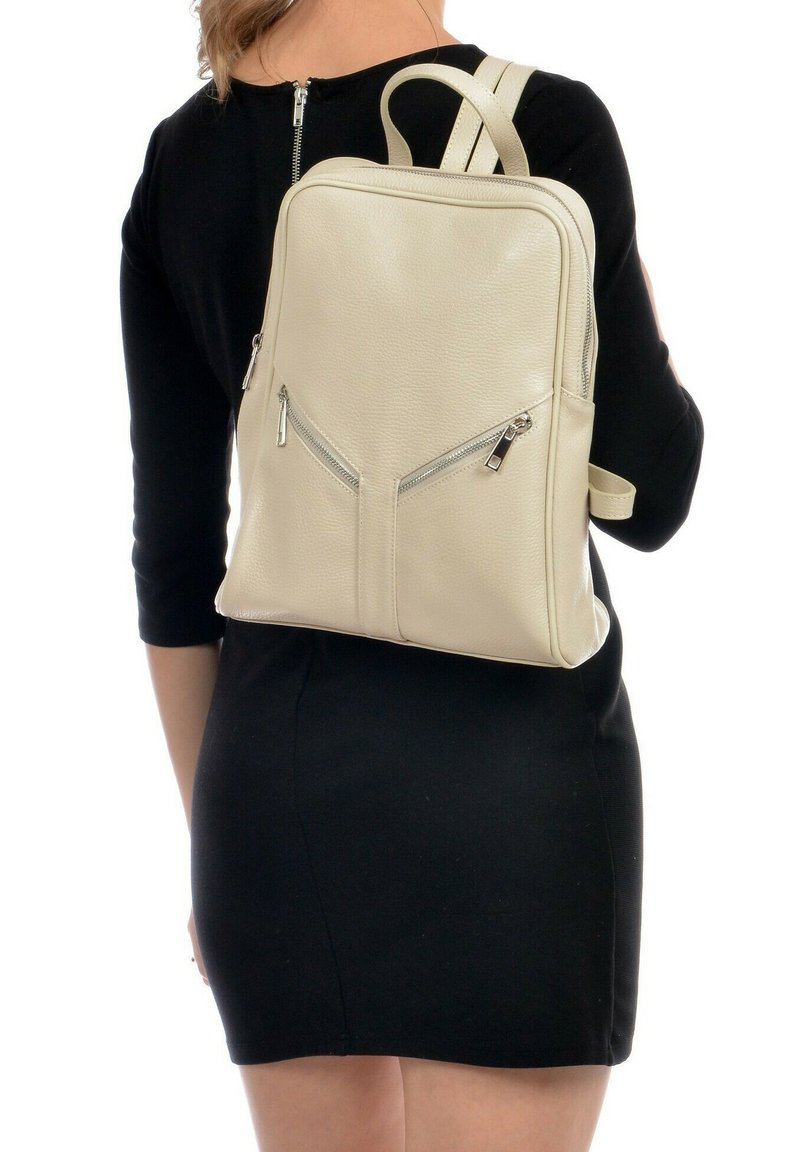 ROBERTA M Rucksack beige Zalando.de