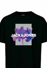 Camiseta de algodón negra de manga corta, con un gráfico de una flor en tonos morados y el texto "JACK&JONES" en letras blancas en negrita.