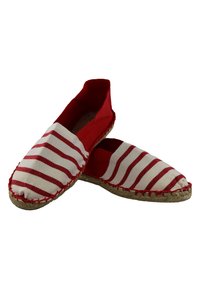 Espadrilles à rayures rouges et blanches avec une tige en toile et une semelle en corde de jute, présentant un bout rond et des détails cousus le long des bords.
