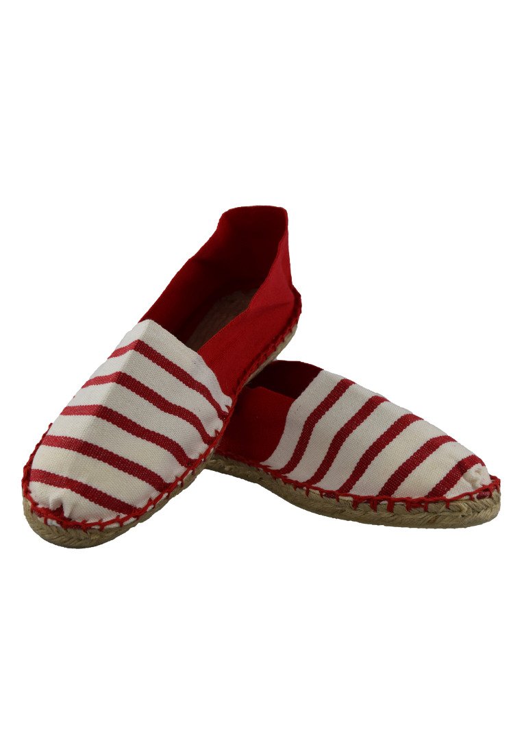 Espadrilles à rayures rouges et blanches avec une tige en toile et une semelle en corde de jute, présentant un bout rond et des détails cousus le long des bords.