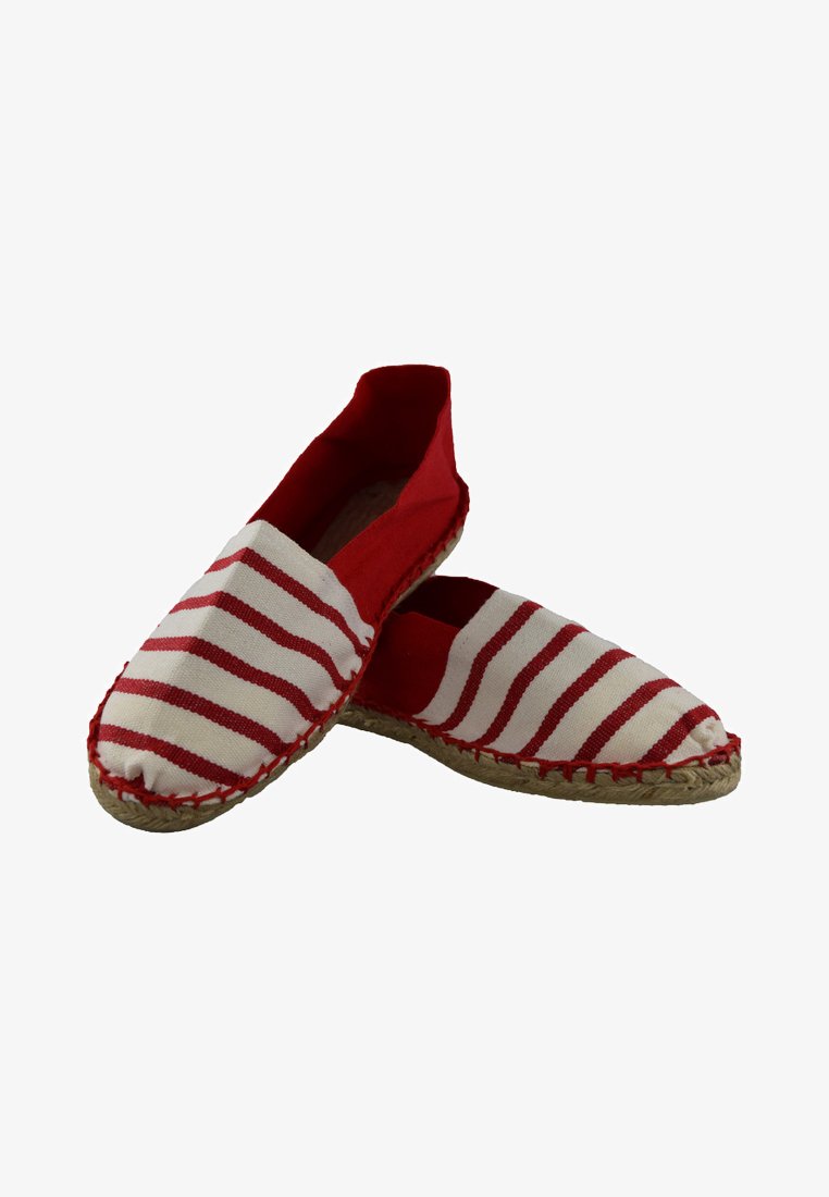 Espadrilles à rayures rouges et blanches avec une tige en toile et une semelle en corde de jute, présentant un bout rond et des détails cousus le long des bords.