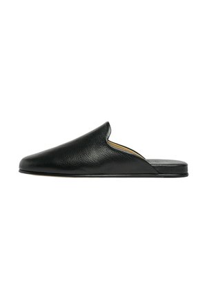 Sort læder slip-on mule med lukket rundet tå og flad sål, vist i profil på hvid baggrund.