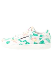 Scarpe Reebok con una tomaia in tessuto bianco, decorate con motivi floreali verdi e rosa, caratterizzate da una finitura testurizzata e una suola in gomma.