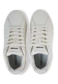 Sneakers bianchi con una tomaia in sintetico liscia, sei asole, lacci piatti, colletto imbottito e solette imbottite texturizzate. Logo visibile sulla linguetta e sulla soletta.