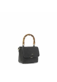 Borsa a mano in pelle nera con motivo in rilievo, manico in bambù e dettagli metallici dorati. Presenta una forma strutturata e chiusura a pattina.