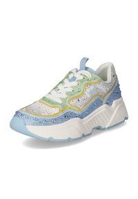 Turnschuh mit einem Obermaterial aus Mesh in Weiß, Grün und Blau mit Kristallakzenten, einer kräftigen weißen Sohle und mehrfarbigen Randdetails.