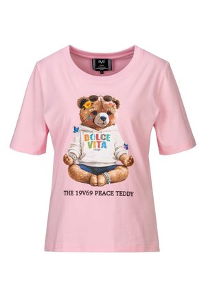 Roze T-shirt met korte mouwen met een afbeelding van een mediterende teddybeer met zonnebril en een "Dolce Vita" hoodie, met tekst "THE 19V69 PEACE TEDDY".