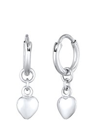 Orecchini a cerchio d'argento con charm a forma di cuore pendenti. I cuori sono lisci, lucidi e simmetrici, attaccati ai cerchi da piccoli anellini.