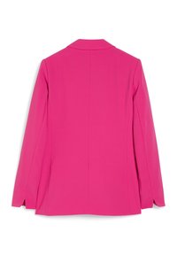 Blazer aderente in tessuto rosa acceso. Presenta un bavero a lancia, maniche lunghe e due spacchi laterali sul retro per facilitare il movimento.