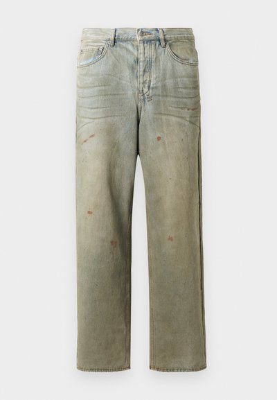 Karmiinroheline kulunud denim teksapüksid, millel on sirge jalg, viie taskuga disain ning ebaühtlane pleekimine koos värvikrõpsudega.