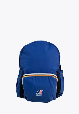 Zaino K-Way blu con tasca frontale con zip caratterizzata da bordo a righe multicolore e logo sulla tasca, spallacci neri regolabili ai lati.