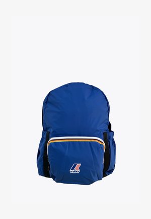 Blauwe K-Way rugzak met voorvak met ritssluiting met meerkleurige streepafwerking en logo op het vak, zwarte verstelbare schouderbanden aan de zijkanten.