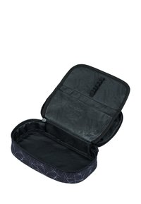 Borsa rettangolare nera con zip e motivo geometrico. L'interno presenta un tessuto scuro e texture, oltre a una banda elastica per l'organizzazione.