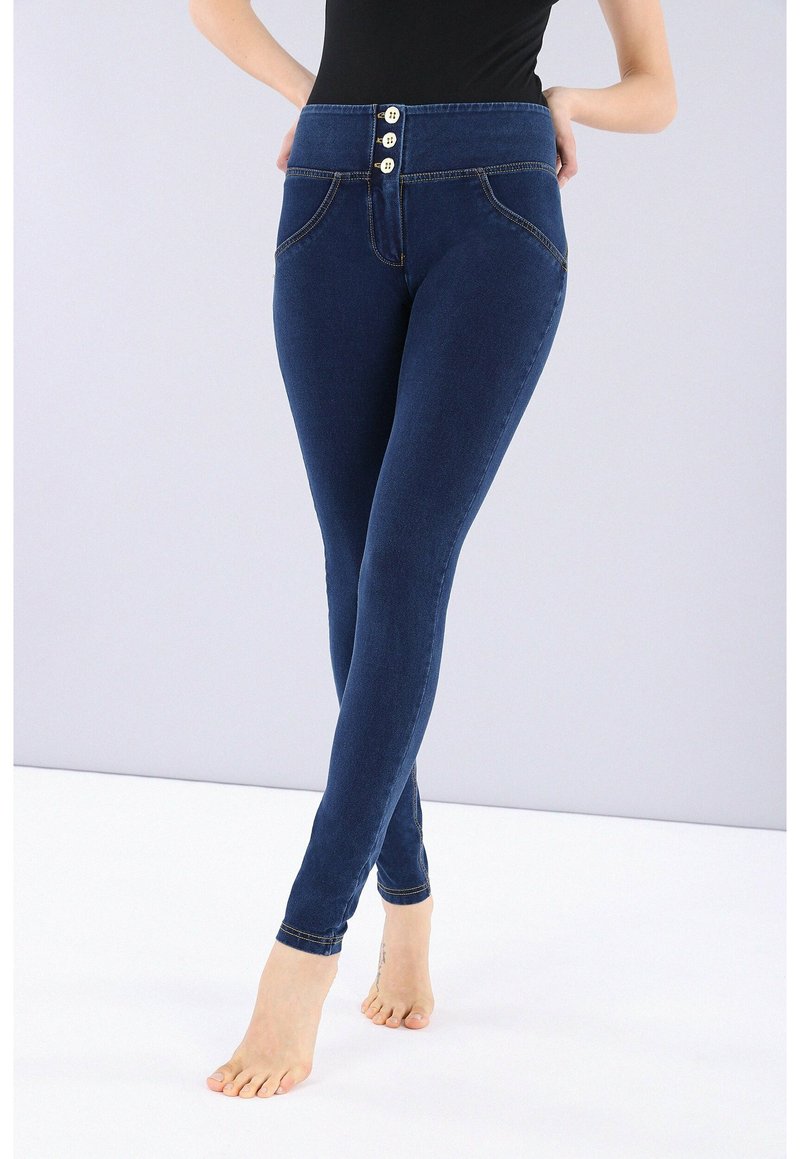 Leggings de mezclilla azul con una cintura alta, cierre de tres botones, bolsillos frontales y un diseño ajustado que se estrecha en los tobillos.