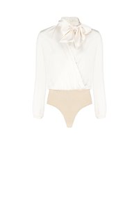 Body bianco a maniche lunghe con scollatura avvolgente e grande fiocco al colletto, che si trasforma in una parte inferiore nude, aderente. Texture liscia.