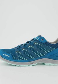 Leichter blauer Laufschuh mit Mesh-Obermaterial, grauen Akzenten, reflektierenden Details und einer strukturierten Außensohle für Grip. Ausgestattet mit DynaPU-Dämpfung.