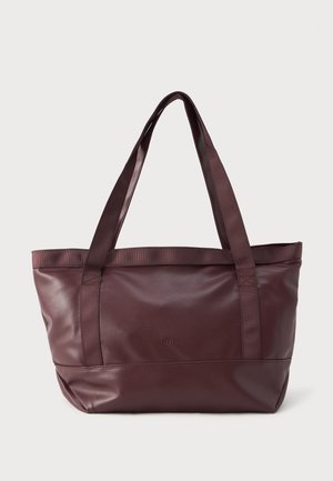 Stor mørkebrune læder tote taske med to stof skulderremme og diskret præget mærkenavn i midten foran.