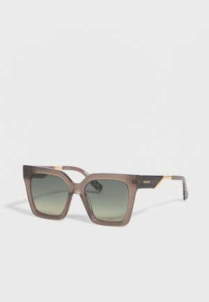 Occhiali da sole quadrati con lenti sfumate marroni, montature spesse e dettagli dorati sulle stanghette, marchiati "Missoni" sul lato.