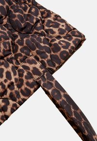 Giacca puffer in stampa leopardata con texture trapuntata, caratterizzata da un motivo marrone e beige, rifinita con cuciture nere e lacci in tessuto.