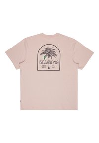Ροζ βαμβακερό μπλουζάκι με κοντά μανίκια, με γραφικό φοίνικα και το κείμενο "BILLABONG since 1973" στο κέντρο της πλάτης.