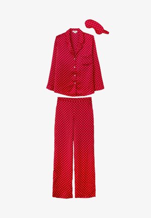 Conjunto de pijama rojo hecho de tela suave, con estampados de corazones blancos. Incluye una camiseta de manga larga con bolsillo y pantalones de pierna ancha, además de una máscara de ojos a juego.