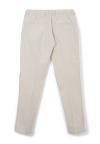Pantaloni leggeri beige con vita elastica, due tasche posteriori e vestibilità affusolata. Tessuto liscio, senza motivi o dettagli visibili.