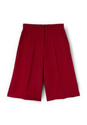 Shorts rouges à jambes larges arrivant au genou, avec plis sur le devant, poches latérales, passants pour ceinture et fermeture à bouton à la taille.