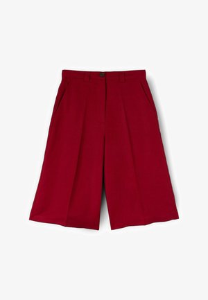 Shorts rouges à jambes larges arrivant au genou, avec plis sur le devant, poches latérales, passants pour ceinture et fermeture à bouton à la taille.