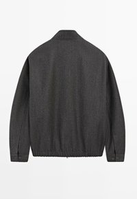 Ciemnoszary sweter z fakturą jodełki, z prążkowanym dołem i mankietami zapinanymi na guziki. Posiada klasyczny kołnierz i luźny krój.