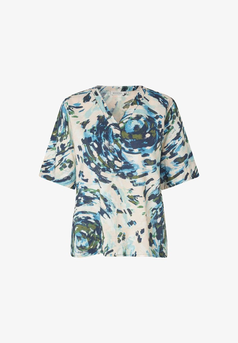 Kortærmet V-hals bluse med abstrakte blå, grønne og sorte svirvelmønstre på en lys beige baggrund.