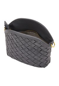 Woven šedá kožená kabelka s zaobleným vrškem a zlatým zipem. Interiér má podšívku s vzorovanou tkaninou. Kompaktní a strukturovaný design.