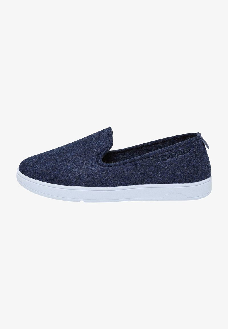 Tumši zili sajūtu slip-on apavi ar baltām gumijas zoles, ar apaļu pirkstu un minimālu dizainu. Nav redzamu rakstu vai metāla detaļu.
