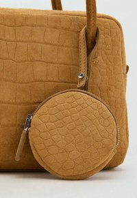 Borsa a tracolla color tan con una finitura in faux leather testurizzata, dotata di un portamonete rotondo abbinato attaccato da una cinghia. Entrambi presentano un motivo simile a quello di un coccodrillo.